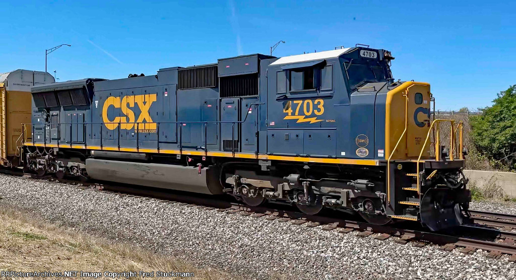 CSX 4703 leads a second M224.
